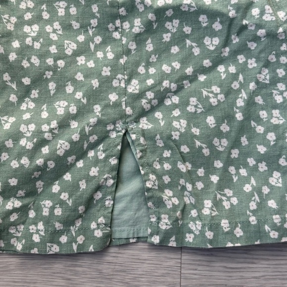 Glassons green sage white floral mini skirt with slit - Picture 6 of 9